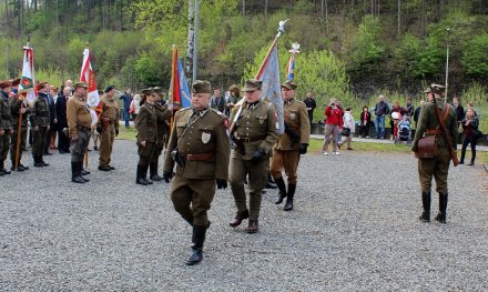 Uczestnicy Zgrupowania "Bartka" podczas uroczystości pod pomnikiem