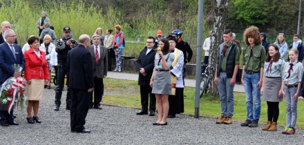 Sekretarz Miasta Jan Cieślar odbiera meldunek od wiślańskich harcerzy