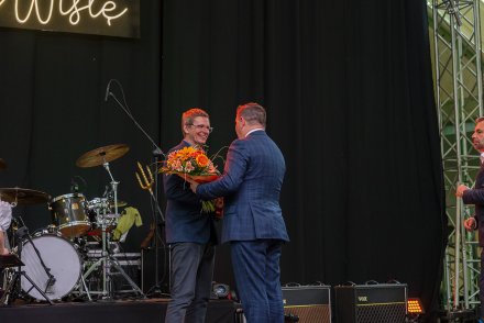 Burmistrz Tomasz Bujok składa gratulacje Pawłowi Cieślarowi