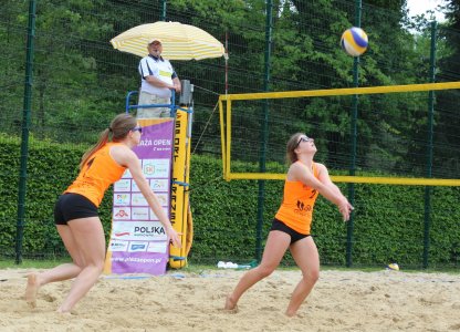 Fragment meczu dziewcząt na boisku w Parku Kopczyńskiego