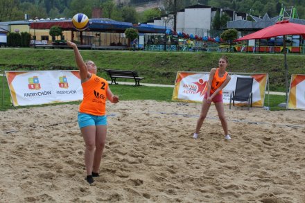 Fragment meczu dziewcząt na boisku w Parku Kopczyńskiego