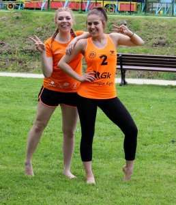 Jedna z par, biorących udział w turnieju Młoda Plaża Open