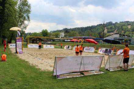 Fragment meczu dziewcząt na boisku w Parku Kopczyńskiego