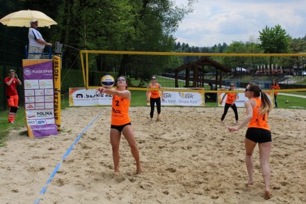 Fragment meczu dziewcząt na boisku w Parku Kopczyńskiego