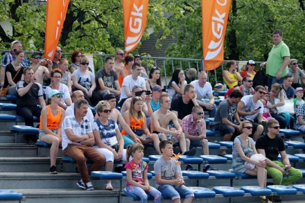 Kibice na trybunach boiska na placu Hoffa