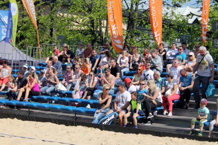 Kibice na trybunach boiska na placu Hoffa