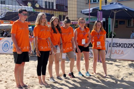 Grupa wolontariuszy na boisku