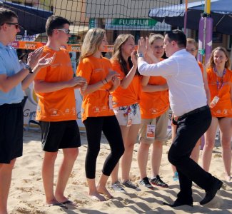 Burmistrz Tomasz Bujok przybija "piątkę" wolontariuszom