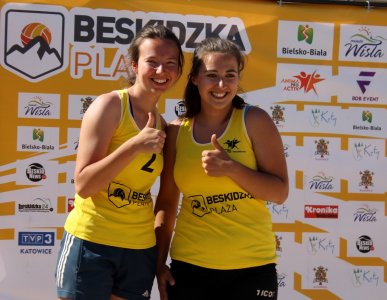 Anna Grzybek i Adrianna Gaś z kciukiem uniesionym w górze