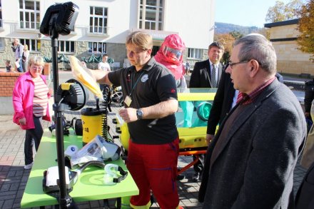 Czescy ratownicy prezentują sprzęt