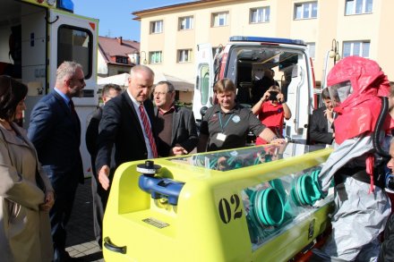 Samorządowcy oglądają sprzęt wyposażenia czeskiej karetki