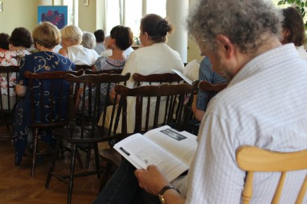 Widownia podczas przeglądania rocznika