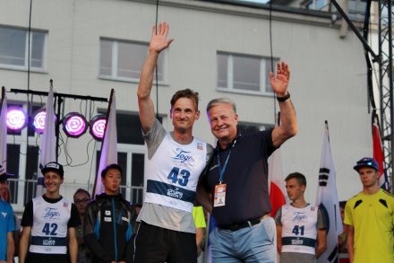 Jakub Janda i Apoloniusz Tajner machają i pozdrawiają kibiców ze sceny