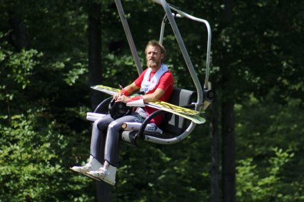 Roman Koudelka jedzie wyciągiem na górę skoczni