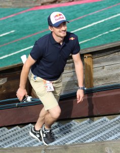 Adam Małysz idzie na górę skoczni