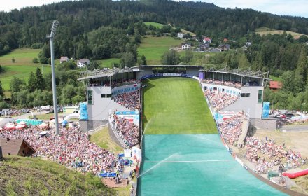 Trybuny skoczni wypełnione kibicami