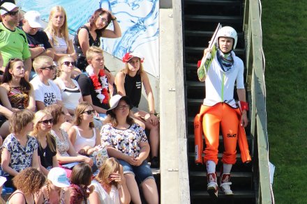 Klemens Murańska schodzi z przeciwstoku po swoim skoku