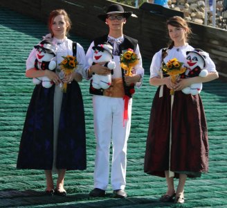 Wiślanie w regionalnych strojach przed ceremonią wręczenia nagród