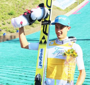 Maciej Kot z pucharem i Wiślaczkiem