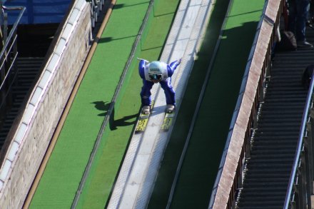 Jeden z zawodników podczas najazdu na próg skoczni