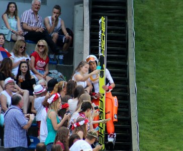 Kibice robią sobie zdjęcia z Kamilem Stochem