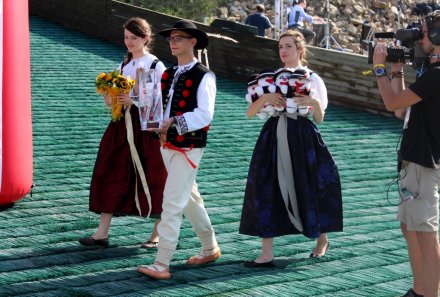 Wiślanie w strojach regionalnych podczas ceremonii wręczenia nagród