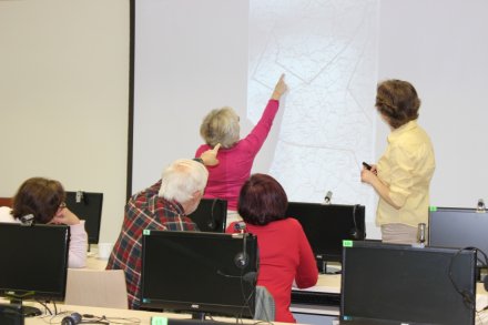 Wirtualny spacer w sali multimedialnej biblioteki