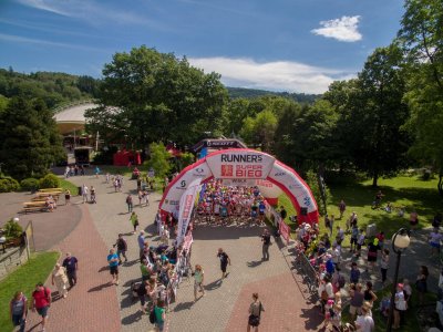 Zawodnicy przygotowujący się do startu/fot. superbieg.pl
