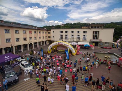 Dekoracja zawodników na wiślańskim rynku/superbieg.pl