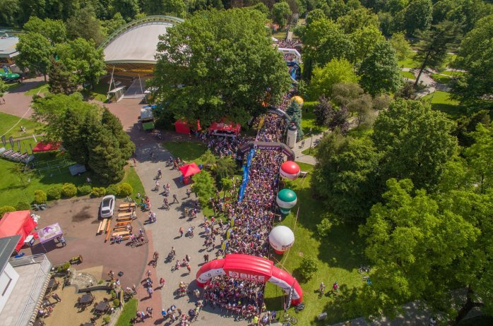 Widok na kolarzy czekających na start z lotu ptaka/fot. BikeMaraton.com.pl