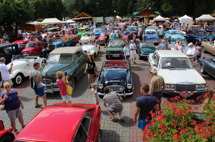 Samochody zgromadzone na płycie rynku