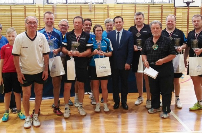 Uczestnicy turnieju z pucharami