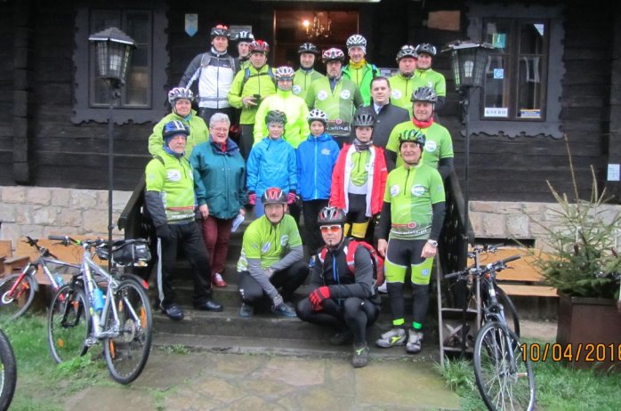 Grupowe zdjęcie uczestników wycieczki z burmistrzem Wisły