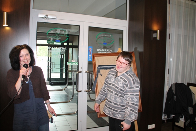 Hanka Działa prowadzi warsztaty dla Uczestników Warsztatów Terapii Zajęciowej z Czechowic