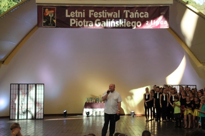 Prowadzący Piotr Galiński