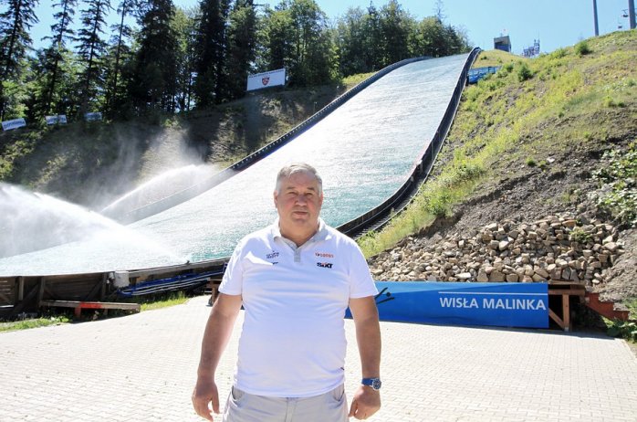 Andrzej Wąsowicz na tle skoczni w Wiśle Malince