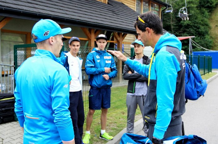 Trener Stefan Horngacher udziela instrukcji swoim podopiecznym
