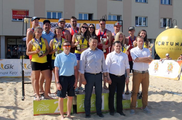 Triumfatorzy turnieju Beskidzka Plaża w towarzystwie burmistrza Wisły, starosty cieszyńskiego i organizatora
