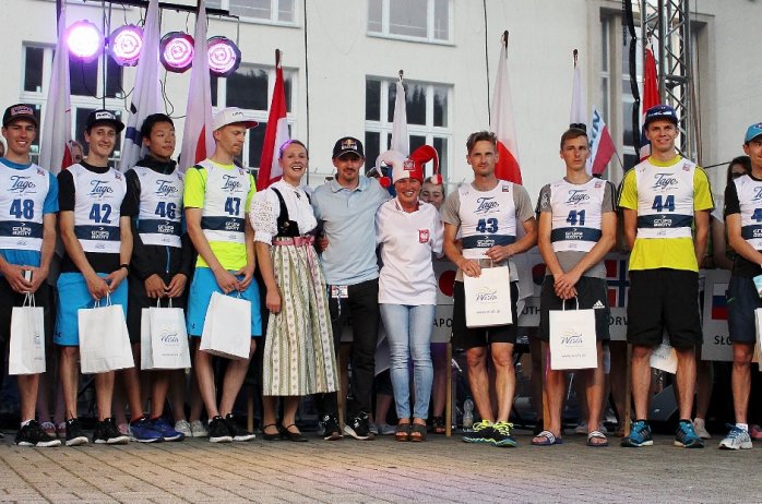 Pamiątkowe zdjęcie wszystkich najlpeszych skoczków tegorocznego FIS Grand Prix