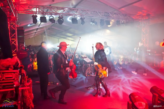 Golec uOrkiestra na scenie w Strefie Kibica