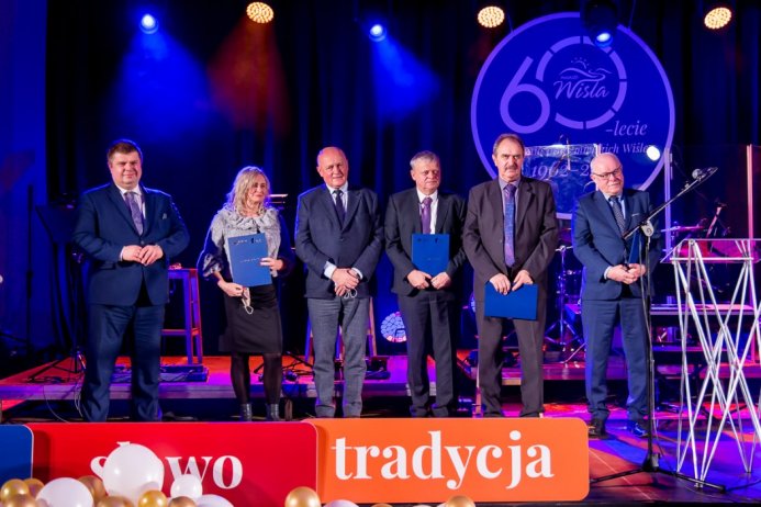 Laureaci odznak wraz z marszałkiem i przewodniczącym sejmiku