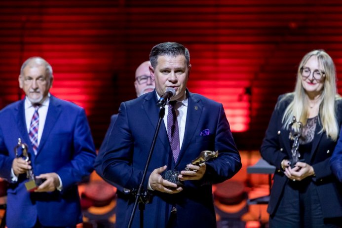 Tomasz Bujok na scenie NOSPR ze statuetką Super Burmistrza/fot. Tomasz Żak UMWS