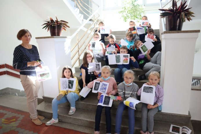 Zdjęcie grupowe z warsztatów linorytniczych