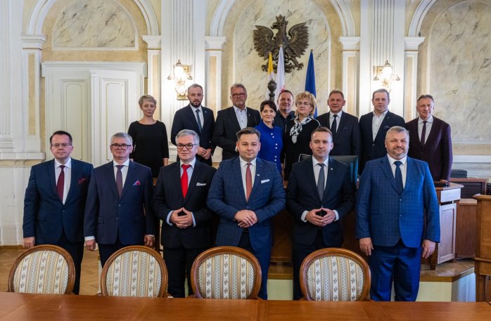 Wspólna fotografia z uroczystości powołania spółki SIM Śląsk Południe sp. z o.o./fot. Paweł Sowa/Wydział Prasowy UMBB