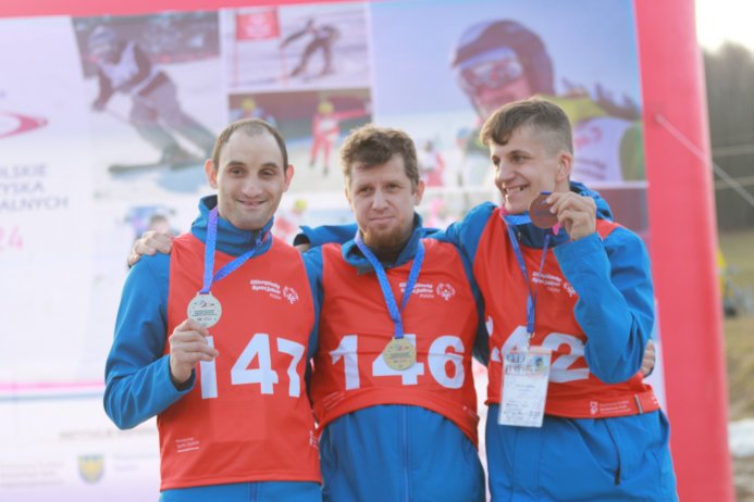 Uczestnicy z medalem