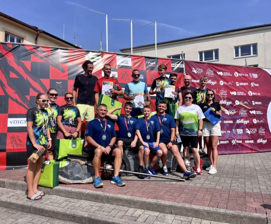 zdjęcie grupowe uczestników wraz z organizatorami