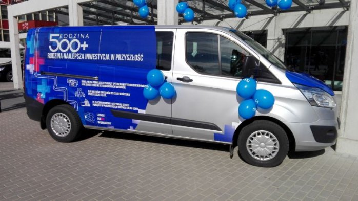 Samochód - bus z logiem programu 500+