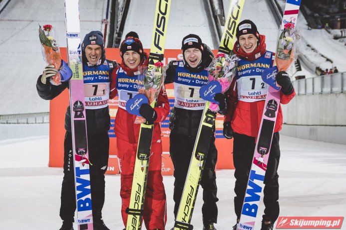 Polska drużyna z trzecim miejscem/fot. T. Mieczyński, skijumping.pl