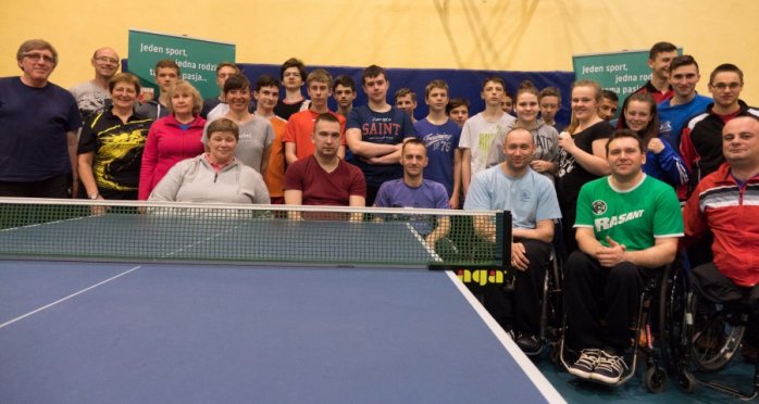 Pamiątkowe zdjęcie z paraolimpijczykami