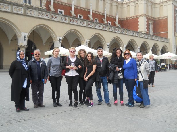 Tureccy i polscy nauczyciele na rynku w Krakowie